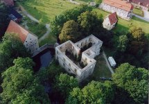 800px-Schlossruine_in_stoermede_luftaufnahme.jpg