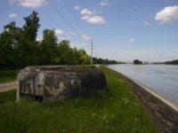 Französischer MG-Bunker am Rhein bei Kembs.jpg