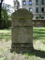 Nürnberg Militärfriedhof Grabstein Sonne.jpg