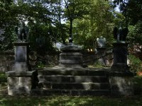 Nürnberg Militärfriedhof Gruft 2.jpg