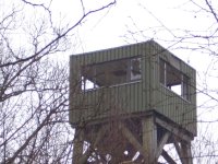 Von Vandalen aufgearbeiteter Wachturm; ohne Scheiben.JPG