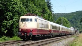 27297517-die-schnellfahr-elektrolok-br-103-bringt-bis-zu-200-stundenkilometer-auf-die-schiene-...jpg