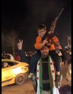 Vater-und-Kind-feiern-Hama-Syrien.jpg