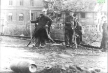 zwangsarbeiter mit Blindgänger ehem Shell Tankstelle.jpg