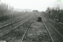 Lärmschutzwall, rechts im Hintergrund der Wasserturm des BWS un.jpg