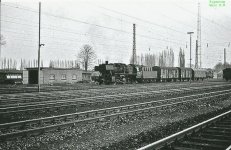 Links im Bild Schuppen der KÖF rechts die Umladehalle der Märki.jpg