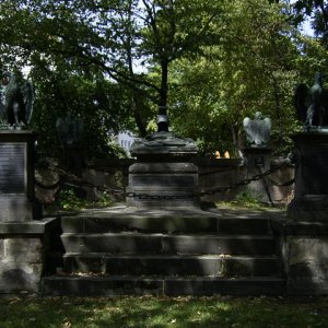Nürnberg Militärfriedhof Gruft 2.jpg