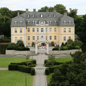 Schloss_Schwarzenraben_2015.jpg