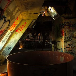 Loch in Lagerhalle.JPG