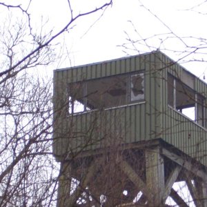 Von Vandalen aufgearbeiteter Wachturm; ohne Scheiben.JPG