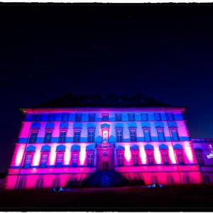 775399822-moehnetaler-wahrzeichen-bunt-erleuchtet-kloster-muelheim-mystischen-schein-OQ6b_Fotor.jpg