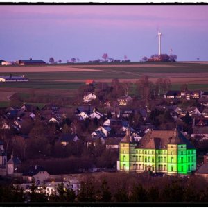 1092973761-moehnetaler-wahrzeichen-bunt-erleuchtet-kloster-muelheim-mystischen-schein-PD6b_Fotor.jpg