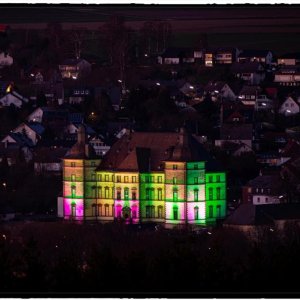 2051021992-moehnetaler-wahrzeichen-bunt-erleuchtet-kloster-muelheim-mystischen-schein-QL6b_Fotor.jpg