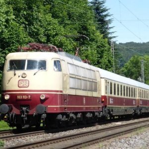 27297517-die-schnellfahr-elektrolok-br-103-bringt-bis-zu-200-stundenkilometer-auf-die-schiene-...jpg