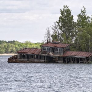 stranded_houseboat (2017) Kopie.jpg