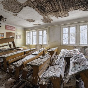 broken_classroom_floor (2020) Kopie.jpg