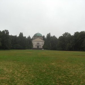 Mausoleum 002.jpg