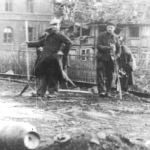 zwangsarbeiter mit Blindgänger ehem Shell Tankstelle.jpg