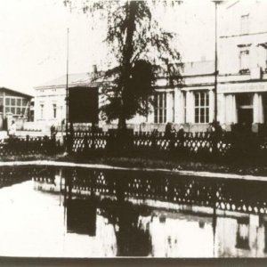 Bahnhof mit Löschteich Links 1944 zerstörte Eilgutabfertigung.jpg