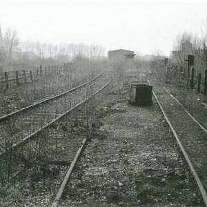 Lärmschutzwall, rechts im Hintergrund der Wasserturm des BWS un.jpg