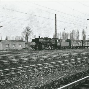 Links im Bild Schuppen der KÖF rechts die Umladehalle der Märki.jpg