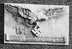 02 Steintafel im Giebel.jpg