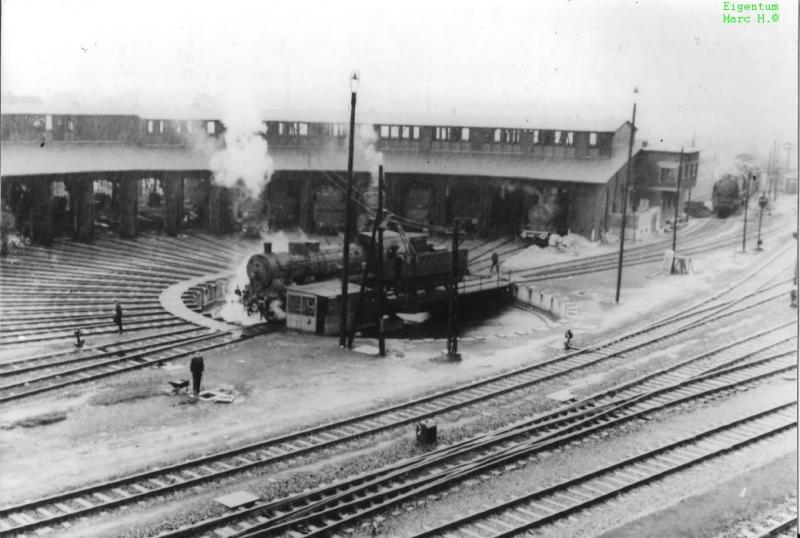 1941 Lokschuppen Soest mit Franz. Beutelok auf der Drehscheibe.jpg