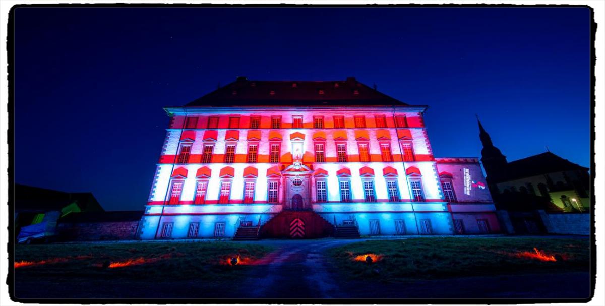 2139237109-moehnetaler-wahrzeichen-bunt-erleuchtet-kloster-muelheim-mystischen-schein-Q86b_Fotor.jpg