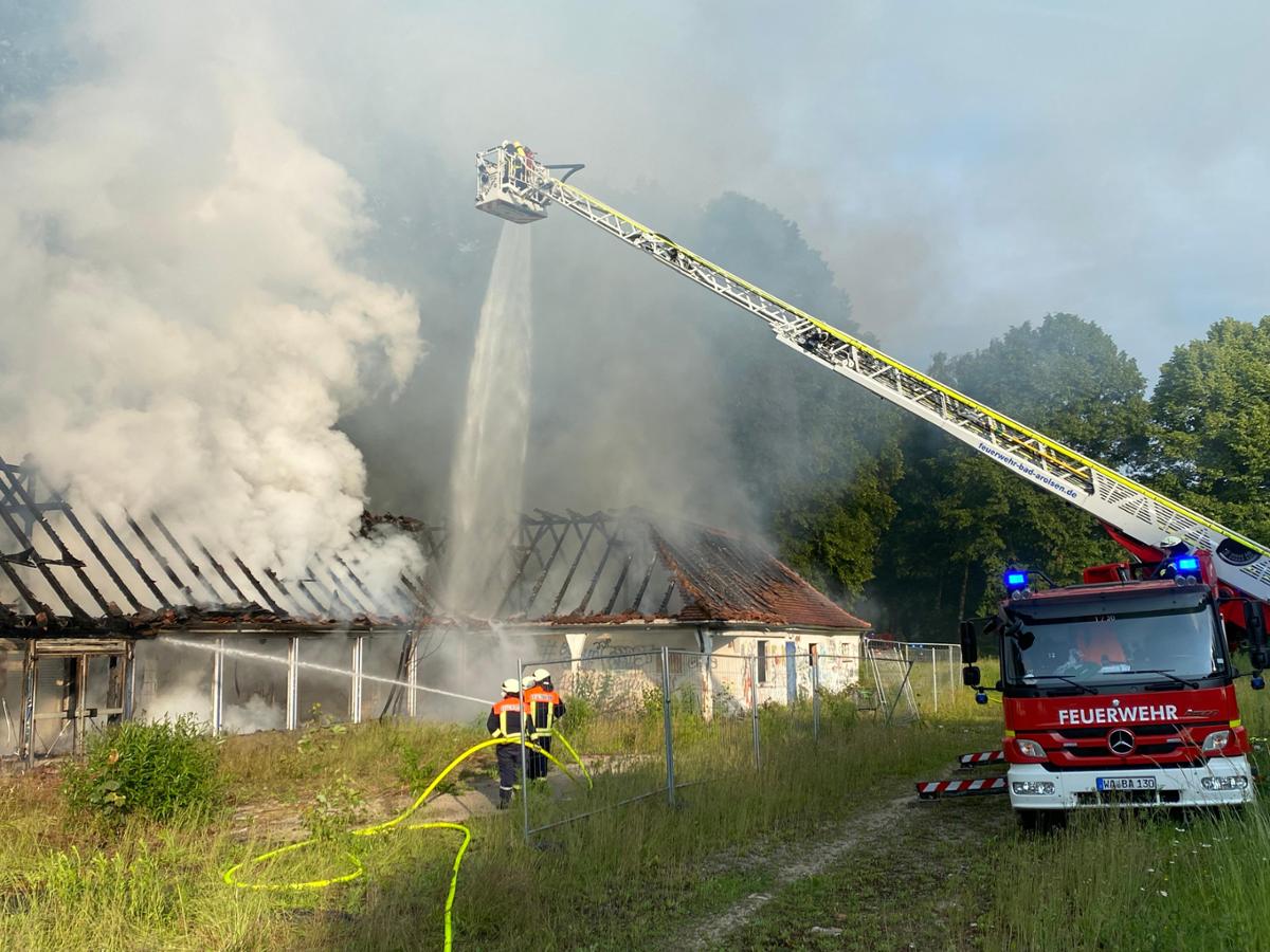 26398314-feuerwehreinsatz-an-einem-langgestreckten-gebaeude-auf-einer-wiese-vom-korb-der-drehl...jpg