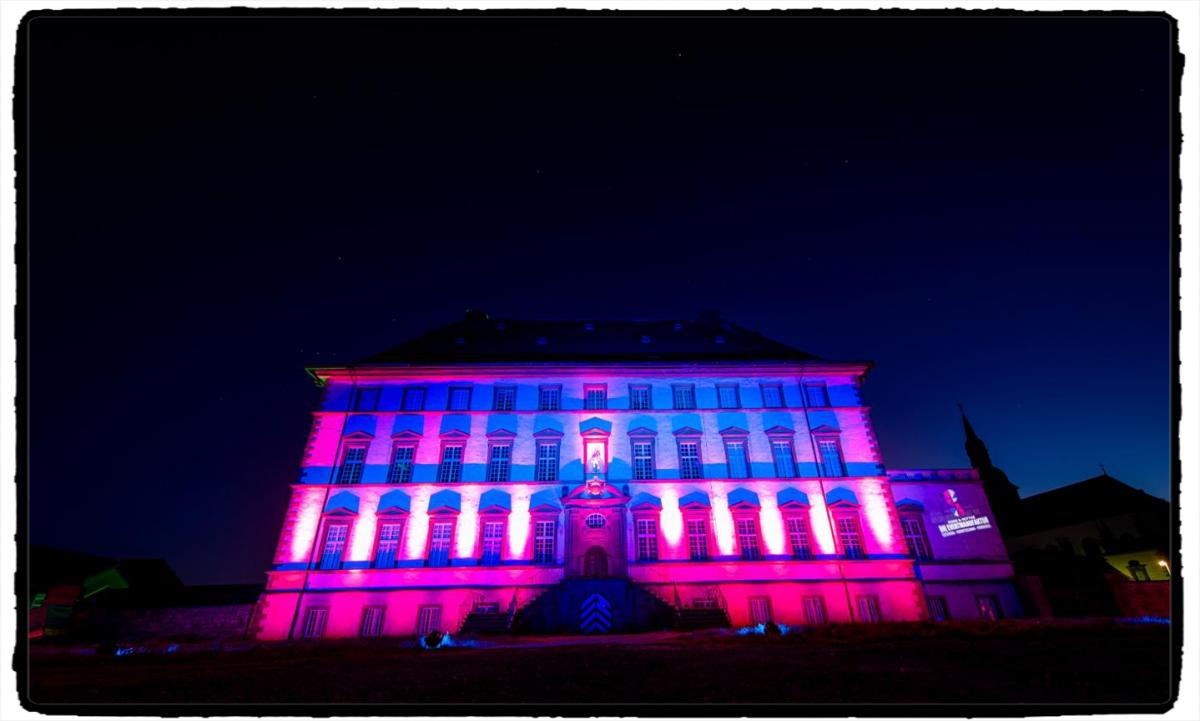 775399822-moehnetaler-wahrzeichen-bunt-erleuchtet-kloster-muelheim-mystischen-schein-OQ6b_Fotor.jpg