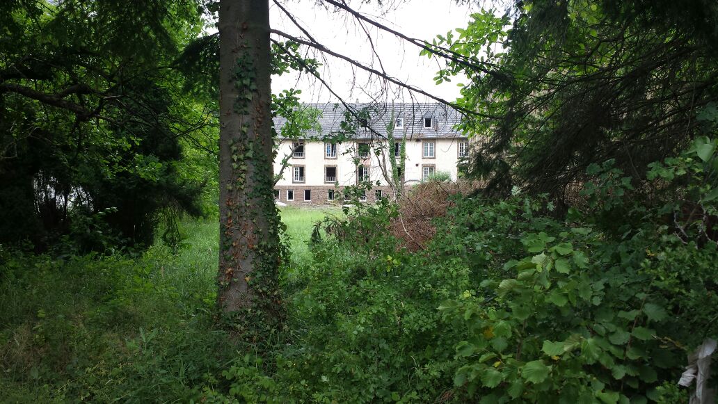 Alte Klinik vom Wohnhaus aus zu sehen.jpg
