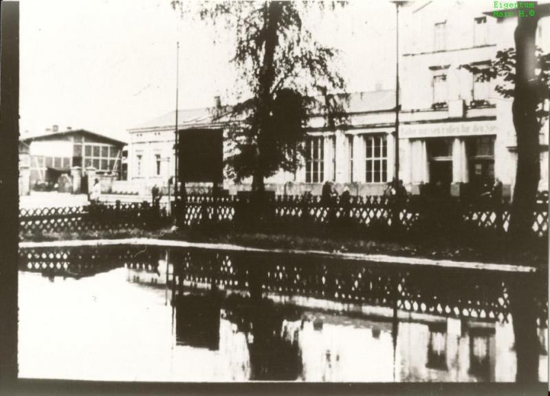 Bahnhof mit Löschteich Links 1944 zerstörte Eilgutabfertigung.jpg