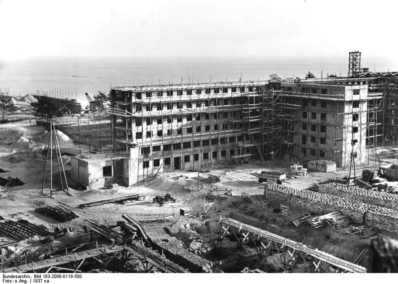 Bundesarchiv_Bild_183-2008-0118-500,_Prora,_Bau_des_KdF-Seebades.jpg