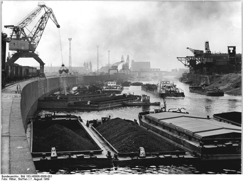 Bundesarchiv_Bild_183-H0808-0006-001,_Magdeburg,_Binnenhafen,_Trennungsdamm,_Lastkähne.jpg