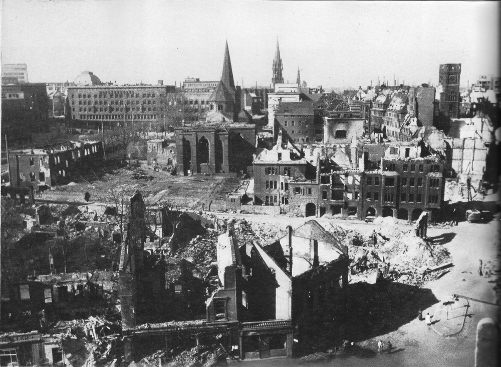 Essen Burgplatz April 45.2.jpg