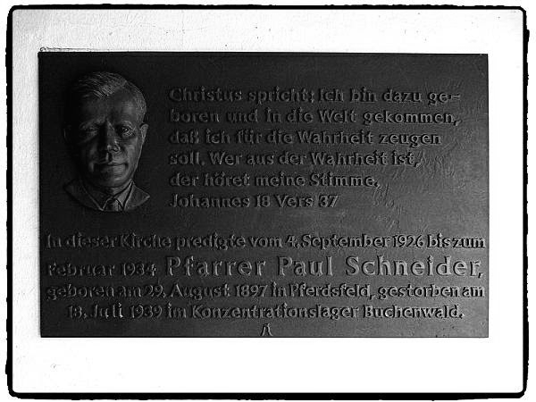 Evangelische_Kirche_Dornholzhausen_Gedenktafel_Paul_Schneider_Fotor.jpg