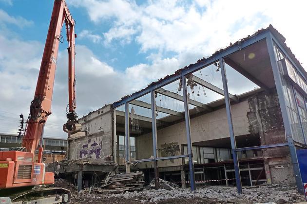 Gebaeude-soll-am-Freitag-verschwunden-sein-Bahnhof-Abriss-des-Empfangsgebaeudes-gestartet_imag...jpg