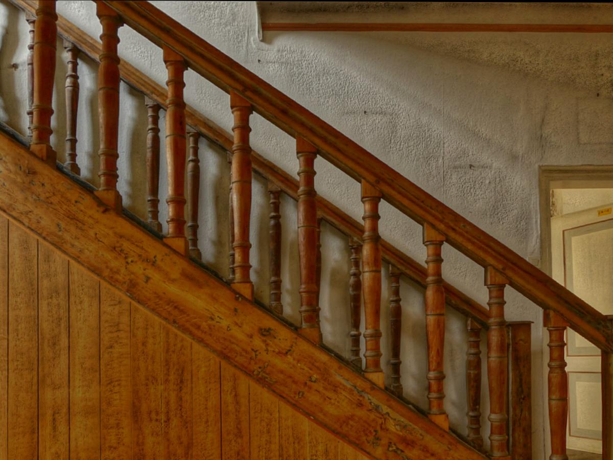 Herrenhaus diagonal Treppe.jpg