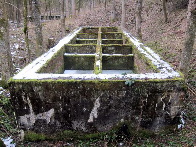 K640_04 Schwefelwasser-Behälter.JPG