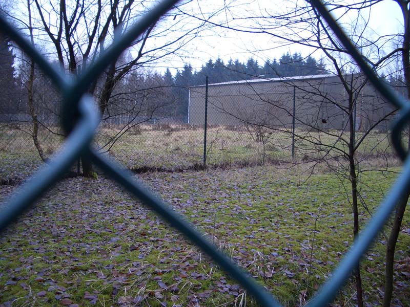 Lagerhalle; extra eingezäunt.JPG