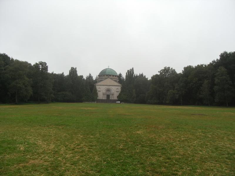 Mausoleum 002.jpg