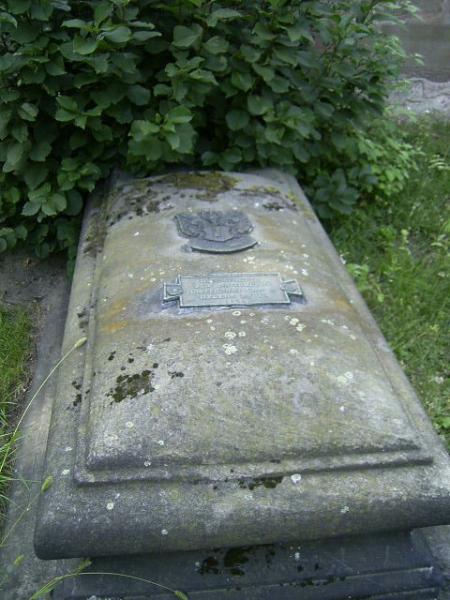 Nürnberg Militärfriedhof Grabstein liegend.jpg