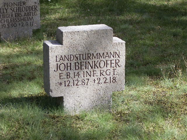 Nürnberg Militärfriedhof Grabstein.jpg