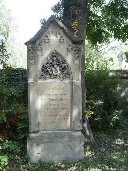 Nürnberg Militärfriedhof Grabstein schön.jpg