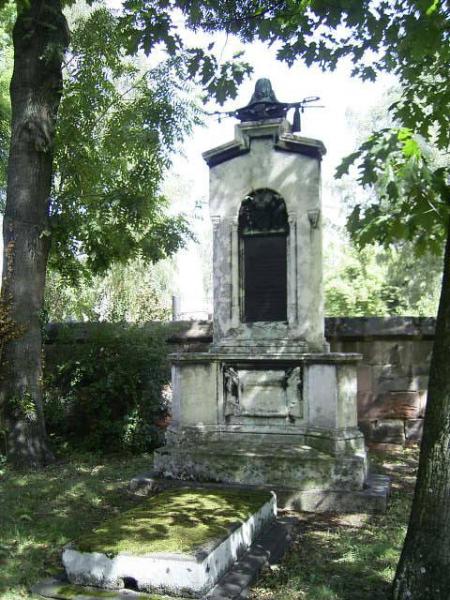 Nürnberg Militärfriedhof großer Grabstein.jpg