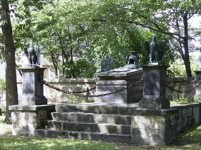 Nürnberg Militärfriedhof Gruft.jpg