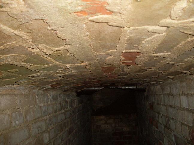 Tunnel an der Obra oben ein Entwässerungsrohr.JPG