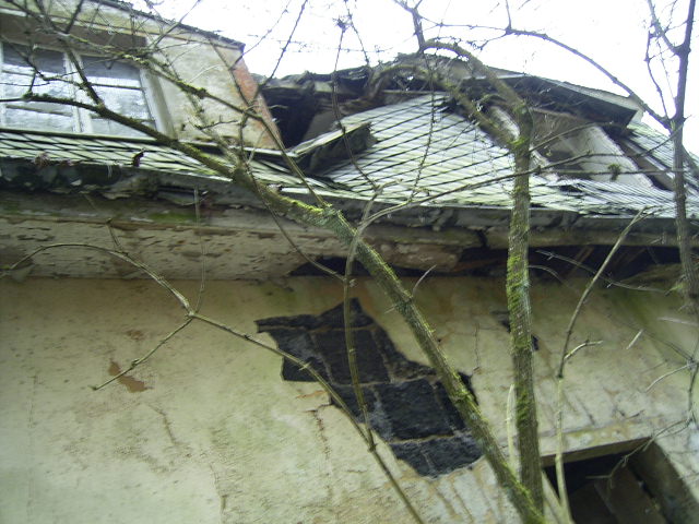 Villa verfallen Fenster und Dach.jpg