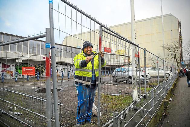 Westfalentankstelle-wird-abgerissen-Obdachlosen-Szene-Bauzaun-raubt-den-Treffpunkt_image_630_4...jpg