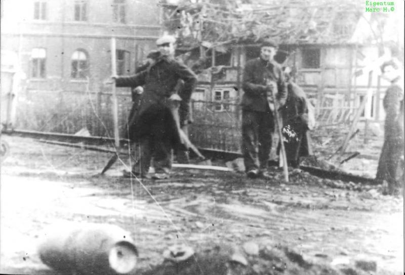 zwangsarbeiter mit Blindgänger ehem Shell Tankstelle.jpg